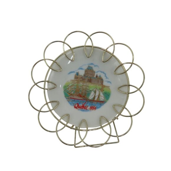 QUEBEC Canada 1984 Souvenir Plate with Metal Holder Made in Japan 80s Vintage - Picture 3 of 8